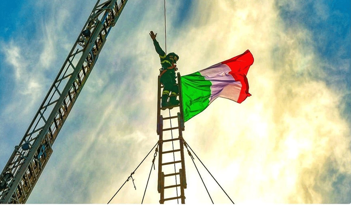 vigile del fuoco con il Tricolore