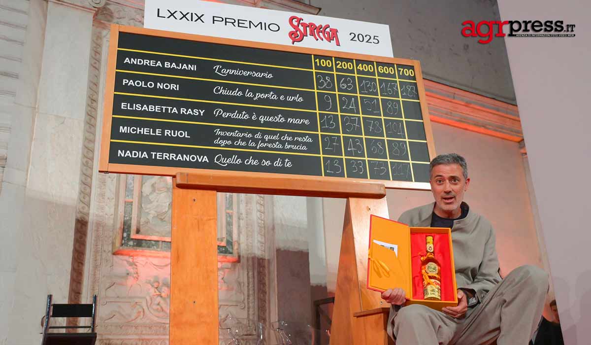 Andrea Bajani vince il Premio Strega 2025 con “L’anniversario”