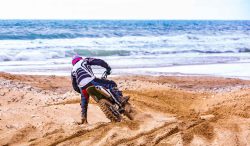 motocross sulla spiaggia