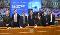 foto di gruppo conferenza Assomusica