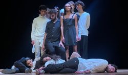 una scena di "Commedia molto nera sul tempo e sul denaro"